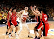 篮球比赛中一如既往地展现出实力和激情