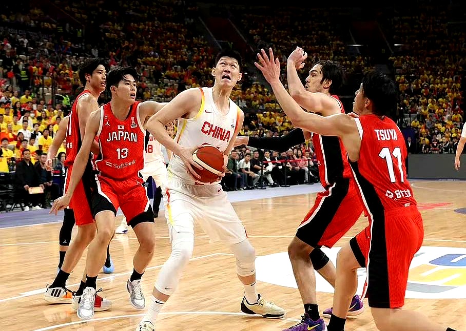 篮球比赛中一如既往地展现出实力和激情