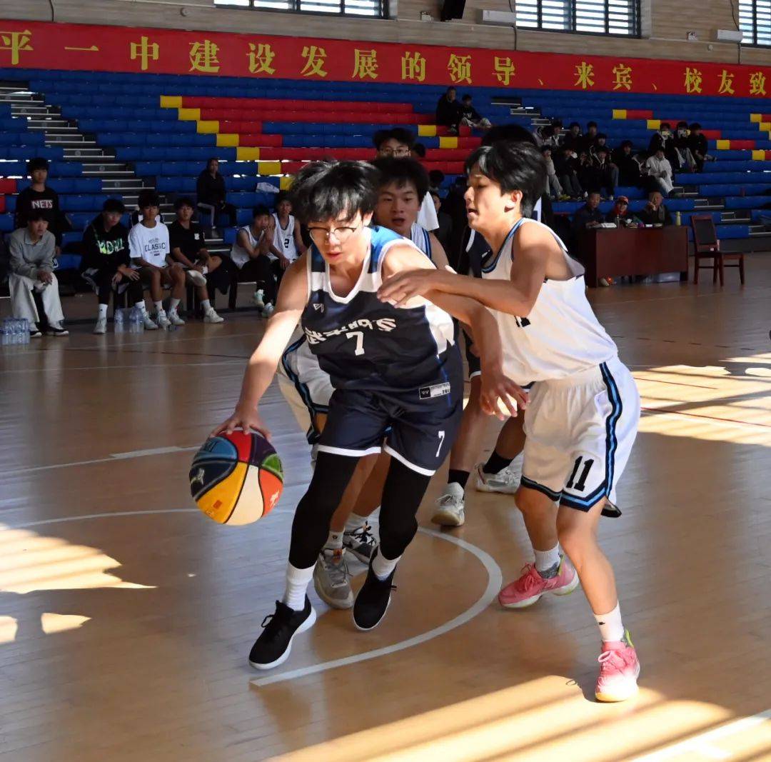 篮球比赛激烈的竞争让人目不暇接