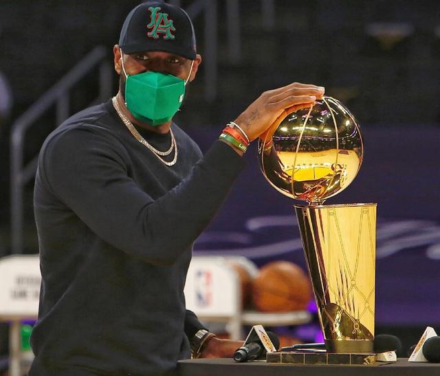 震撼!詹姆斯在网球赛场夺冠! 震撼!詹姆斯在网球赛场夺冠!