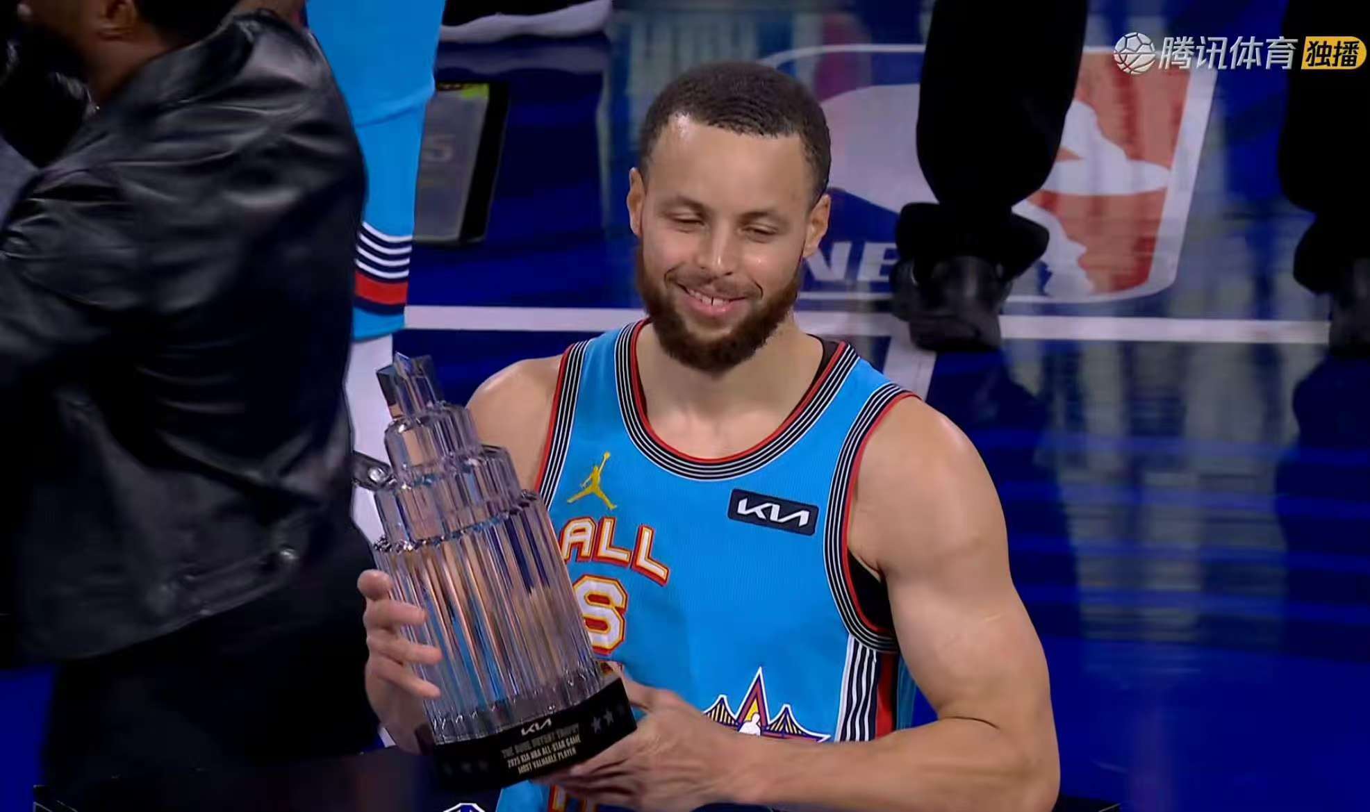 库里惊艳全场,逆转取胜助攻爆棚,雄鹿逆转取胜! 库里惊艳全场,逆转取胜助攻爆棚,雄鹿逆转取胜!