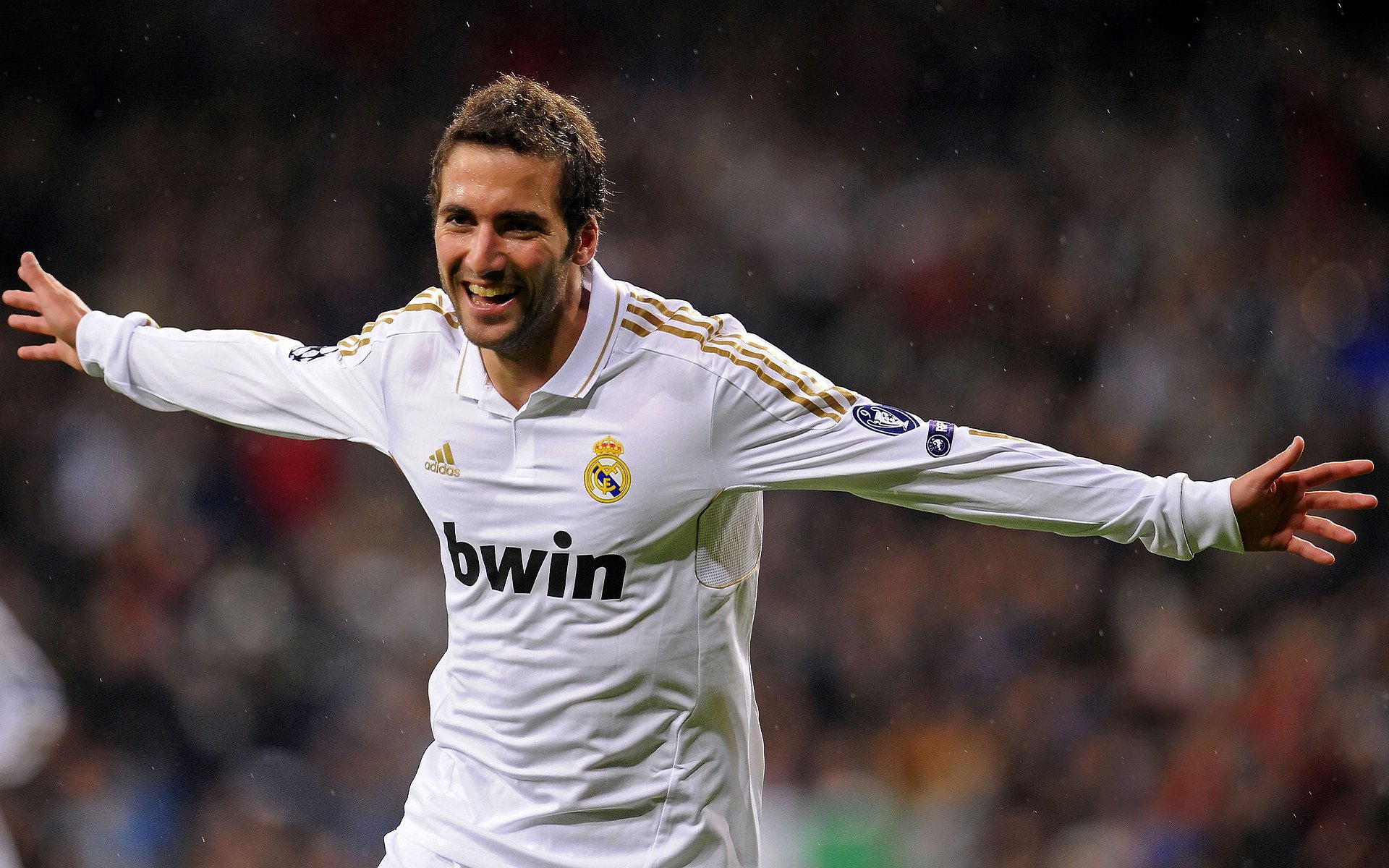 莱万多夫斯基关键时刻意外爆冷，曼联带队豪取胜利！赛场气氛火爆